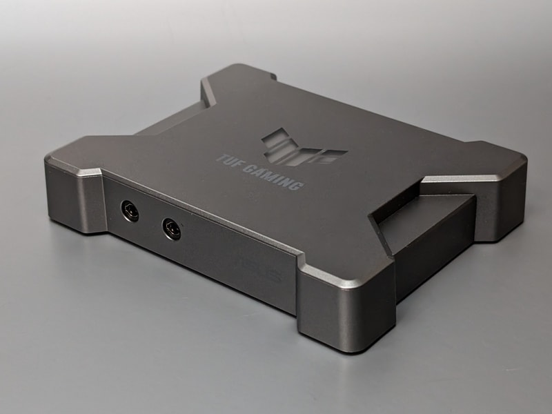 前述の2製品と違って据置型のボディが特徴。接続時は天板中央が点灯する