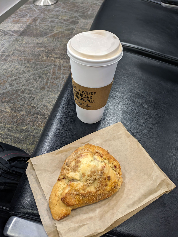 とある日の海外取材の「飯」風景。たしかシナモンロールかなにかだったはず。それにカフェラテのラージ