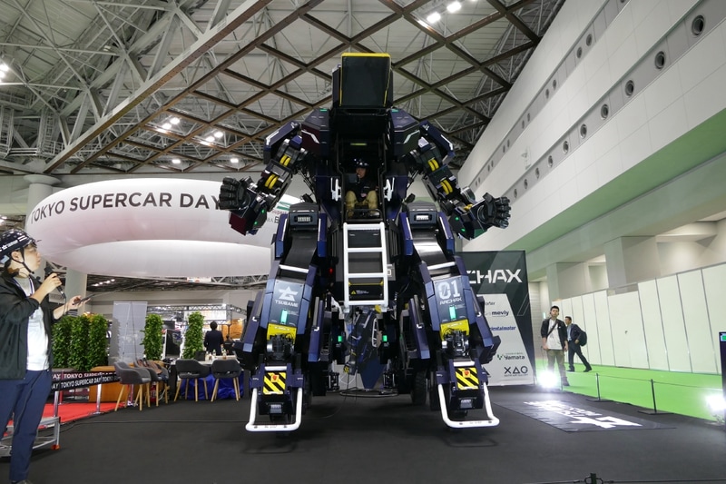 ハッチを開けた状態でも動作可能。乗っているのはツバメインダストリCTO 石井啓範氏