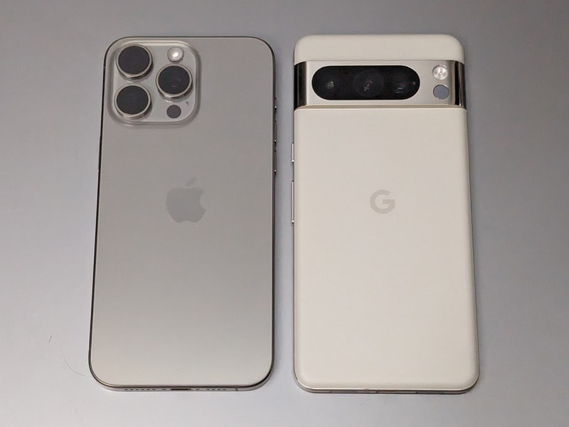 左が「iPhone 15 Pro Max」、右が「Pixel 8 Pro」。ボディサイズはほぼ同等だ