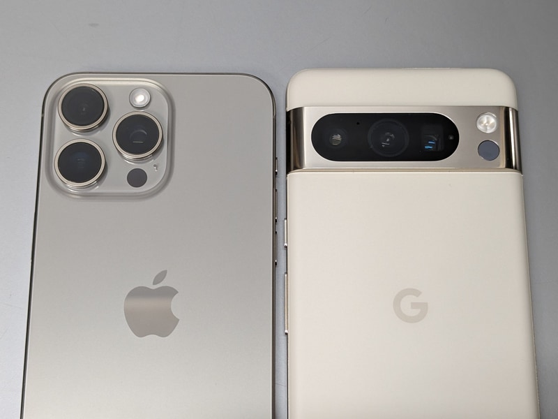 背面上部、カメラのブロック部はiPhone(左)は左寄せ、Pixel(右)は横一列に並んでいる