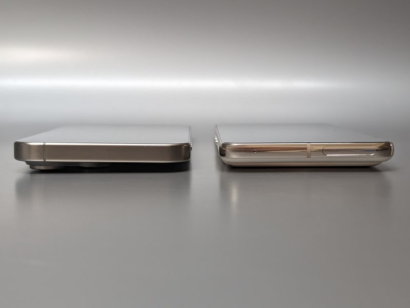 そのためデスク上に置くとiPhoneは傾きがちで安定しない。緩和させるには保護ケースを使うのがベターだ