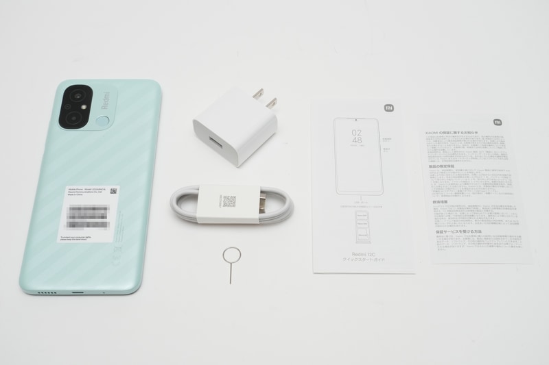 パッケージには、本体、ACアダプタ、Micro USBケーブル、SIMピン、クイックスタートガイド、保証に関するお知らせ……が同梱