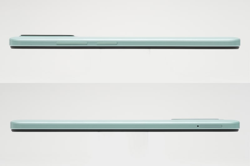 右側面にはボリュームボタン、電源ボタン、左側面にはカードトレイを用意