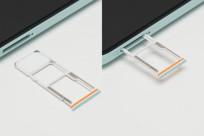 カードトレイにはNano SIMカード×2、microSDメモリーカード×1を装着可能