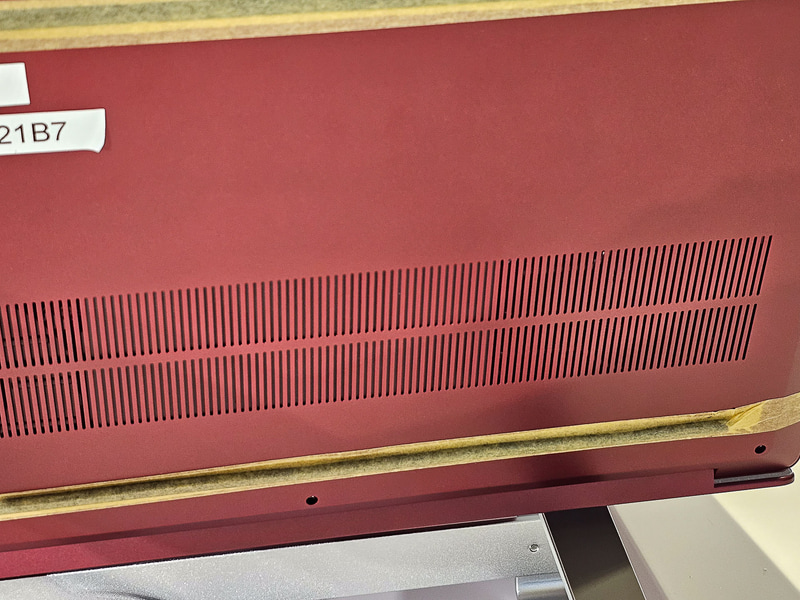 Qualcommが展示した薄型ノートPCのレファレンスデザイン。ファンがあることが確認できており、cTDPは25Wに設定されていると考えられる