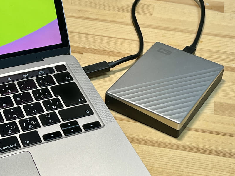 Mac標準のバックアップ機能であるTime Machineを使えば、Macのデータを外付けストレージに保存して、バックアップという面倒な作業を自動化できます