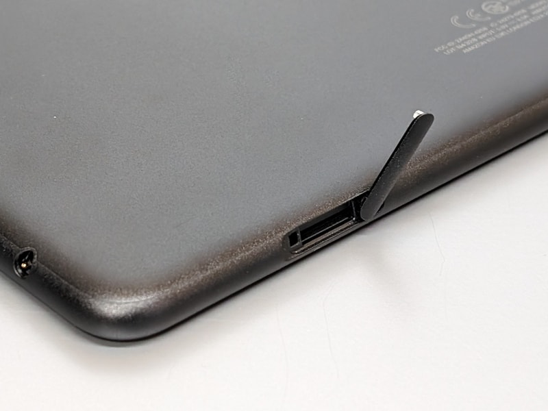 上面にはメモリカードスロットを備える。メモリカードは1TBまで対応する