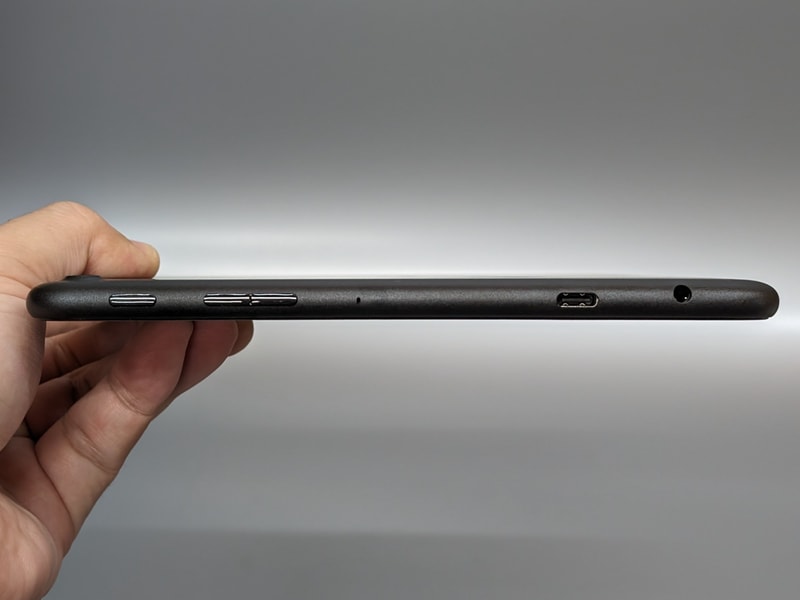 電源ボタンや音量調整ボタン、USB Type-Cポート、イヤホンジャックは右側面に集中している。左側面には何もない