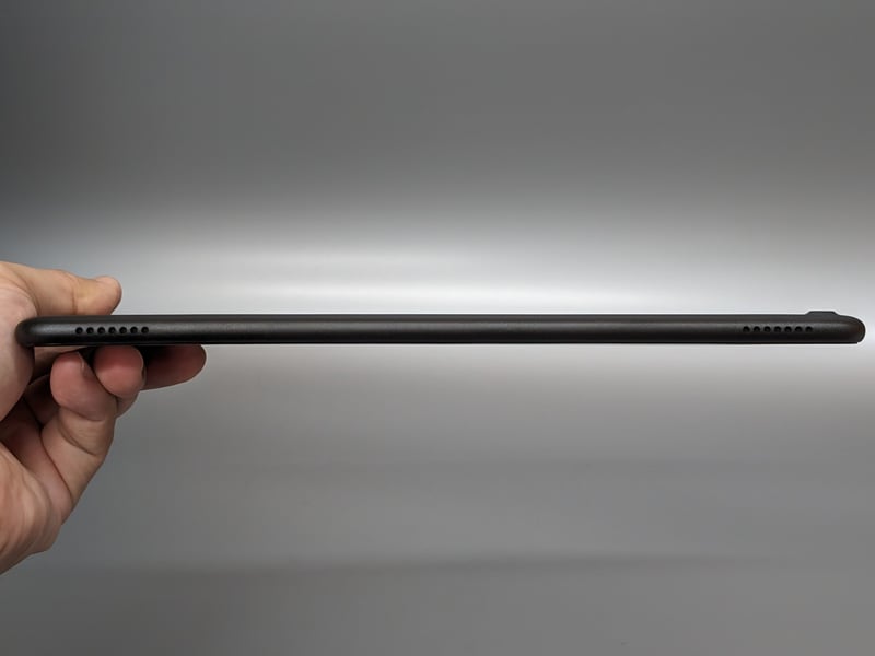 上面にはスピーカーを備える