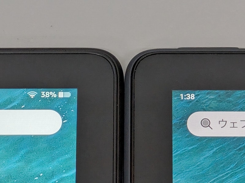 ベゼル幅にも違いはないが、その外側にせりだしている筐体の幅は本製品のほうが若干スリムになっている