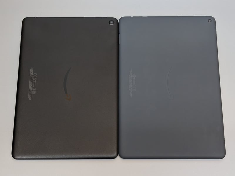 背面。カメラの出っ張りが目立つ。ほかはほぼ同一だ