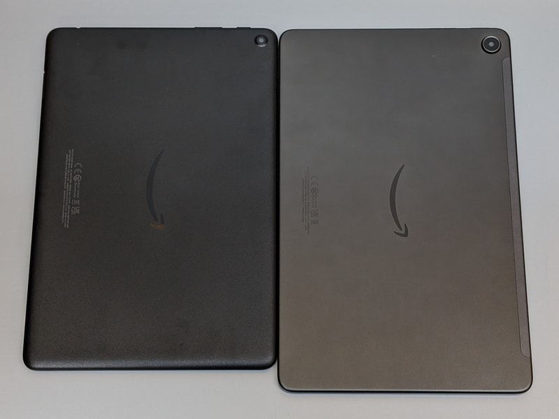 背面。アルミ筐体で薄型のFire Max 11と比べると樹脂製でややずんぐりしている