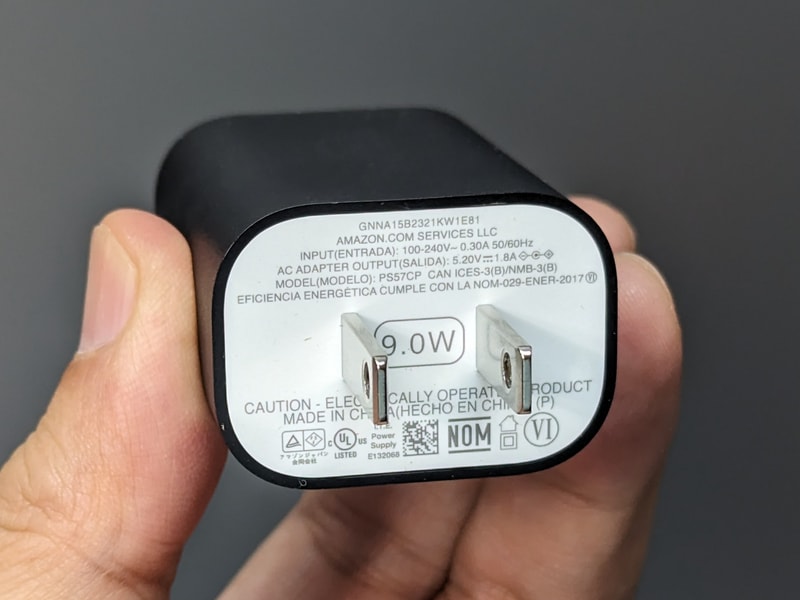 充電器は従来と同じ「PS57CP」で、最大出力は9W。USB Type-Aゆえ急速充電には対応しない