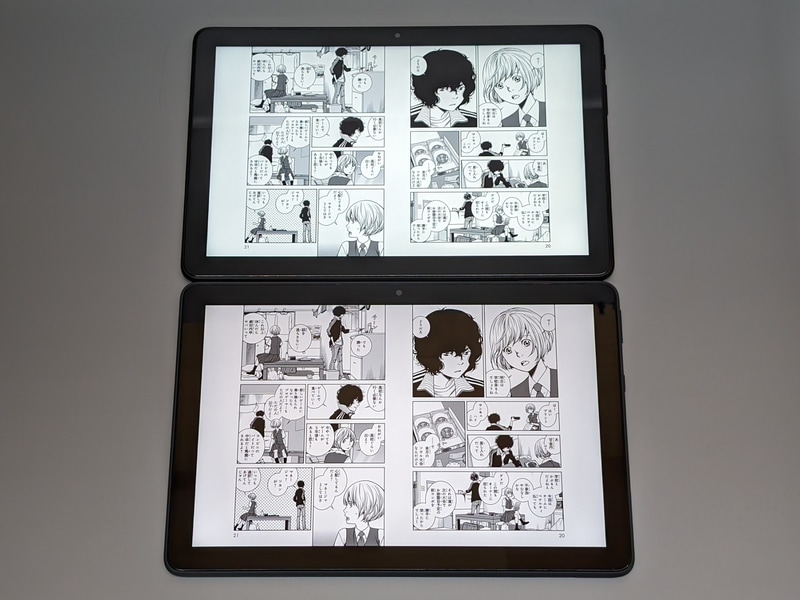 Fire HD 10 Plus(下)とサイズは同一。画面の明るさが向上していることがよく分かる