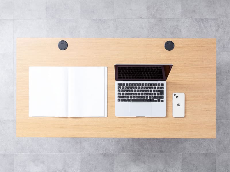 天板には2つのケーブル通し穴も装備