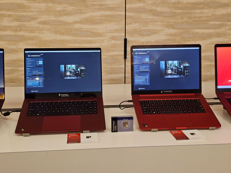 Cinebench 2024を実行し終わったQualcommのSnapdragon X Elite搭載レファレンス機。左がConfig.AでデバイスTDPが80Wの大型ノートPC、右がConfig.BのデバイスTDPが23Wの薄型ノートPC