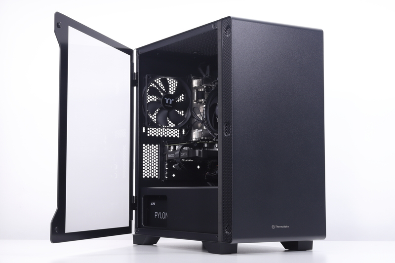 強化ガラスを採用する左サイドパネルは開閉が用意なスイングドアタイプ