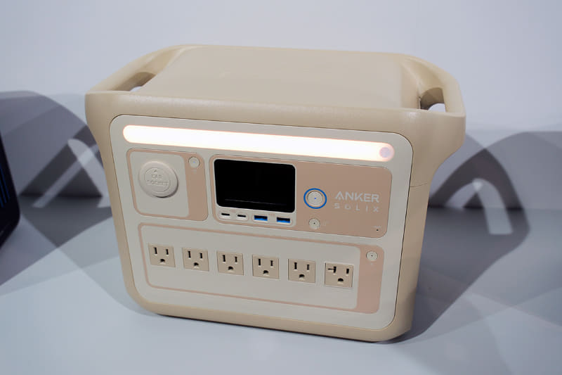 本体カラーはブラックに加えてベージュも用意する