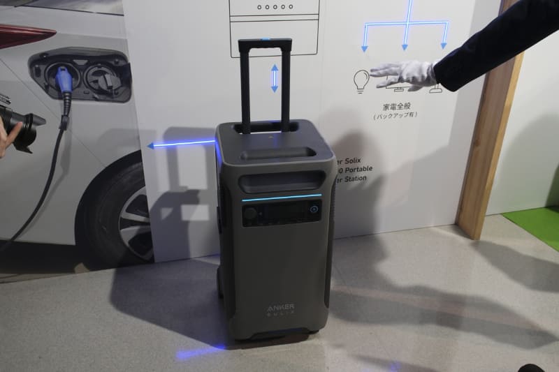 Anker Solix F3800 Portable Power Station。移動用のハンドルとキャスターも備えている