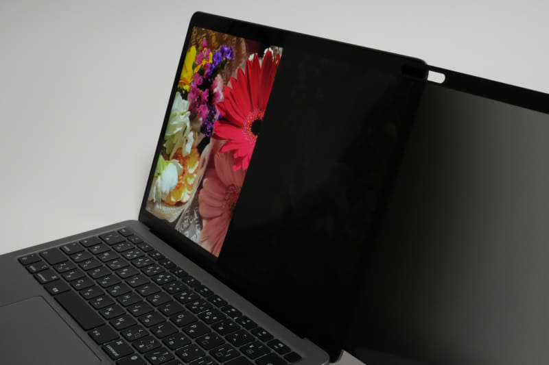 細かい縞模様状に配置された遮光部(マイクロルーバー)により、光の方向を制限する。60度の視野角の外ではこの通りほとんど画面が見えなくなる