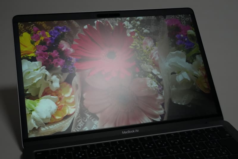 これは非光沢側。天井のライトの映り込みも大幅に低減可能だ