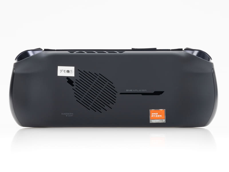 背面は中央やや左に吸気のみ