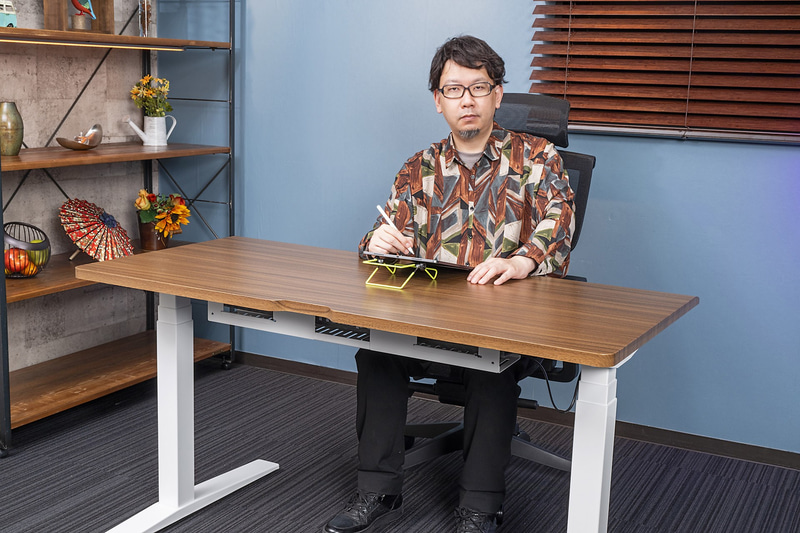 電動昇降デスク「<a href="https://www.flexispot.jp/e7h.html" class="n" target="_blank">E7H</a>」と多機能オフィスチェア「C7 Air」を試用する北上諭志氏
