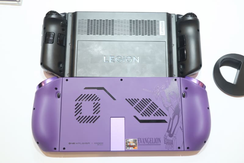 背面の比較。Legion Goの方が画面が大きいが、幅はむしろ狭いのが印象的