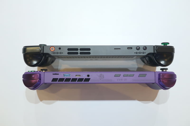 Legion Goはコントローラ接続部が少ししぼんだようなフォルムで、よりグリップが深く握れ、薄い印象を与える