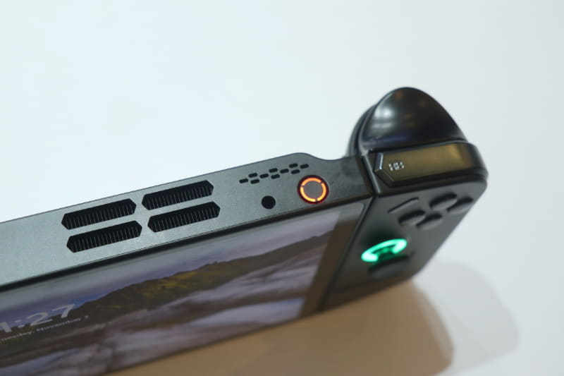 電源ボタンにはLegionのOのアイコンがあしらわれている