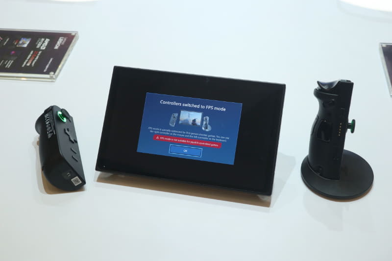 コントローラが分離したまま使えるのもLegion Goの特徴。リラックスした姿勢で操作できる