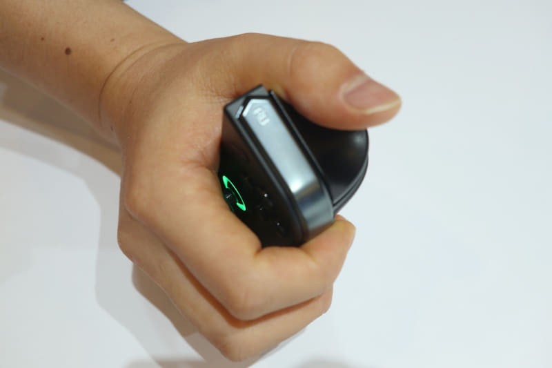 握った際にジョイスティックが手のひらに来るのだが、少し操作すれば慣れてしまう