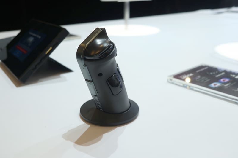 拳銃のグリップのようなフォルムで握ることになる