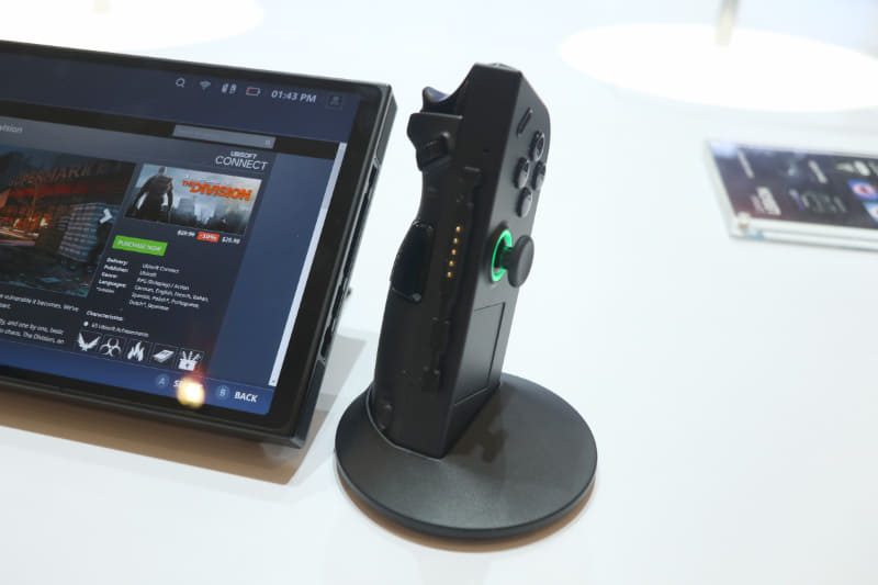 ポゴピン部分も握るので、接点の劣化には注意したい