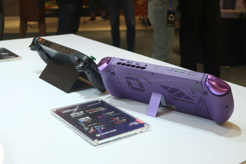 背面の比較。Legion GoのキックスタンドはMicrosoft Surfaceシリーズのように広い