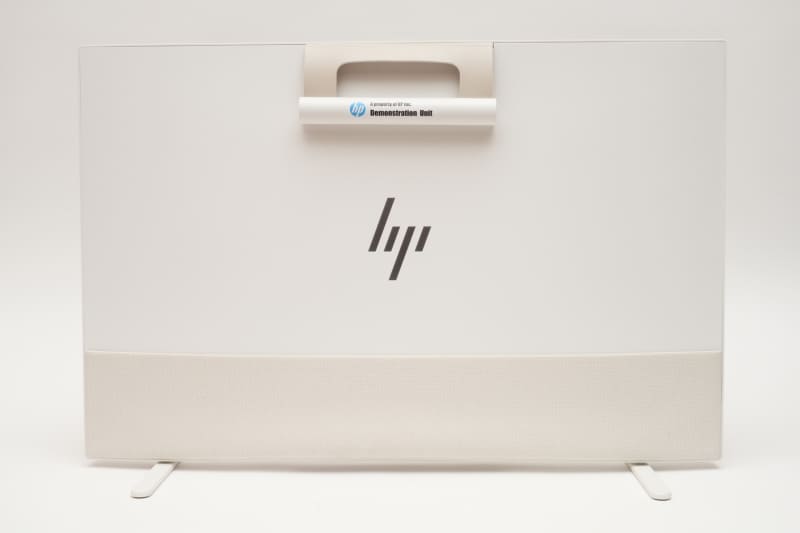 本体背面。キャリングハンドルは磁力で吸着されており、暴れることはない