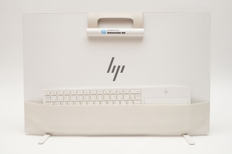 背面ポケットにはキーボードを収納できる