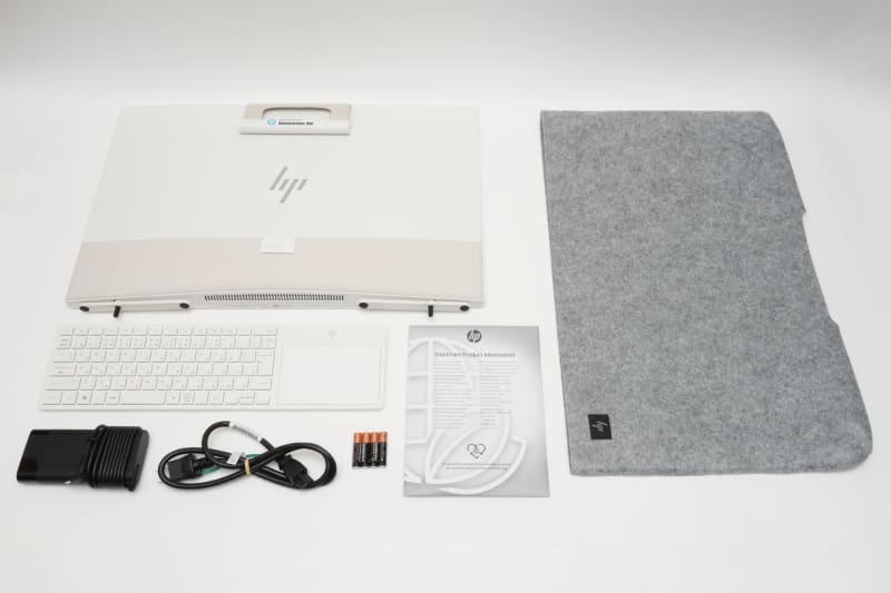 パッケージには、本体、シェルパカバー、ACアダプタ、電源ケーブル、単4形乾電池4本、説明書一式が同梱