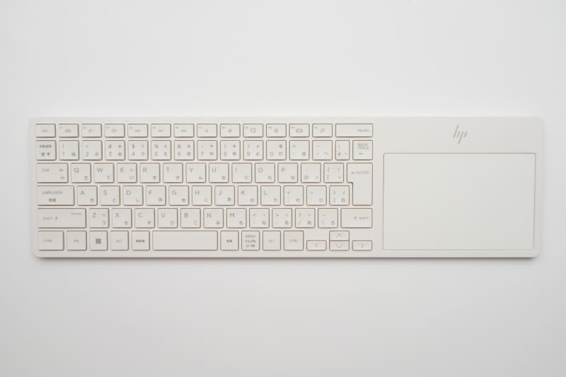 キーピッチは実測19mm前後、キーストロークは実測2mm前後。「&yen;」キー以外の文字キーはすべて等幅に揃えられている。タッチパッドの面積は実測125×80mm