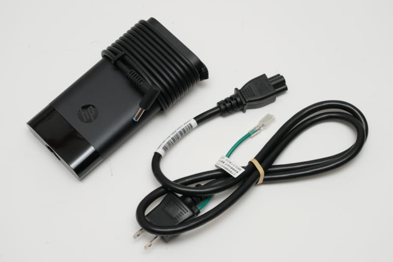 ACアダプタと電源ケーブルの合計重量は実測420g。ACアダプタのコード長は実測174cm、電源ケーブルの長さは実測101cm