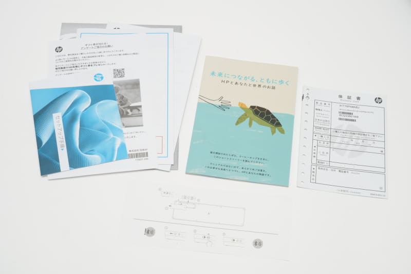 説明書は最近ではめずらしく多め。PC初心者には嬉しい配慮だ