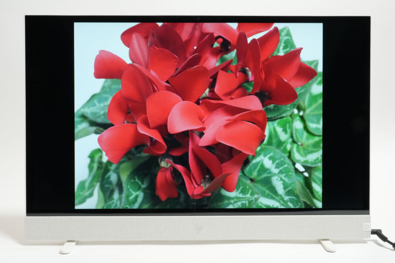 最大輝度は300cd/平方m。鮮やかに画像を表示できる