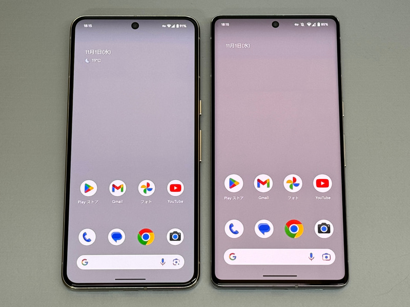 左が本製品、右が従来のPixel 7 Pro。見た目はそっくりだが、湾曲ディスプレイが廃止されフラットになっている。また画面が明るくなっているのも目につく