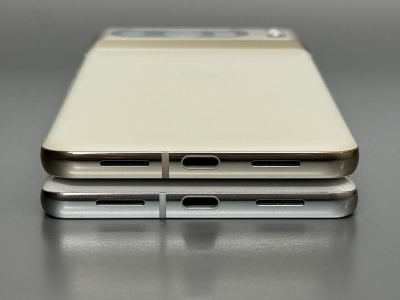 底面。上が本製品、下がPixel 7 Pro。スピーカーの間隔が若干異なるほかは同一