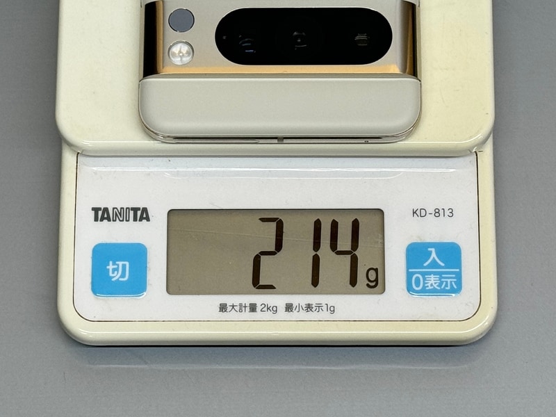 重量はSIMカード込で214g。Pixel 7 Proは同じ条件で212gなので、ほぼ同等とみてよいだろう