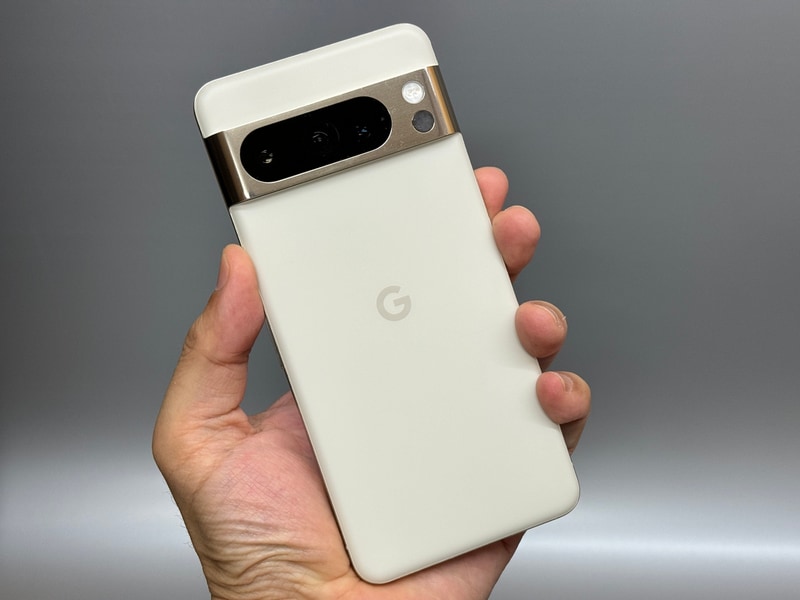 ボディは従来よりもやや厚みを感じる。湾曲ディスプレイでなくなったこともあり、側面を持ちやすくなっている