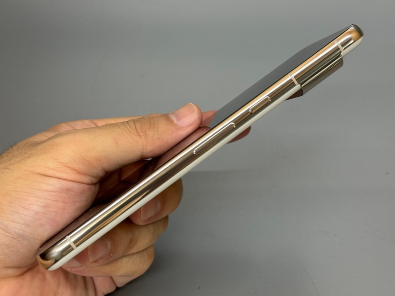 電源ボタンと音量ボタンはいずれも右側面にある