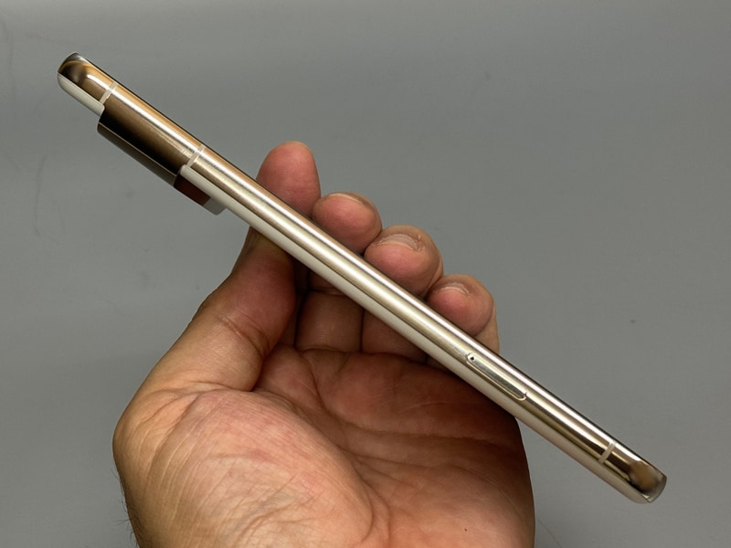 左側面はボタン類はなく、SIMカードスロットのみを備える