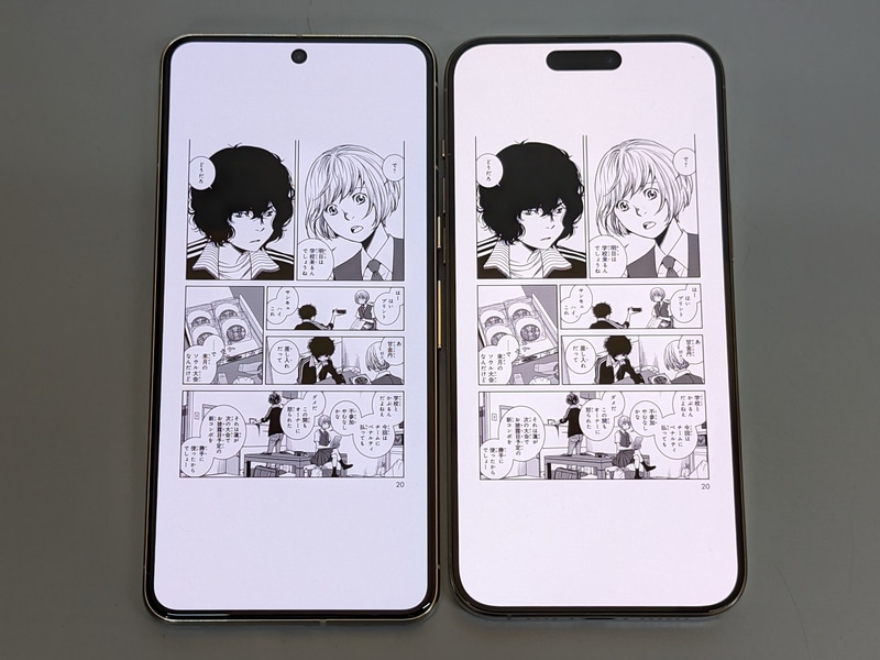 こちらはiPhone 15 Pro Max(右)との比較。表示サイズは本製品のほうがわずかに小さい。iPhone 15 Pro Maxについては同じ条件での<a href="https://pc.watch.impress.co.jp/docs/column/ebook/1539210.html" class="n" target="_blank">レビュー記事</a>も参照されたい